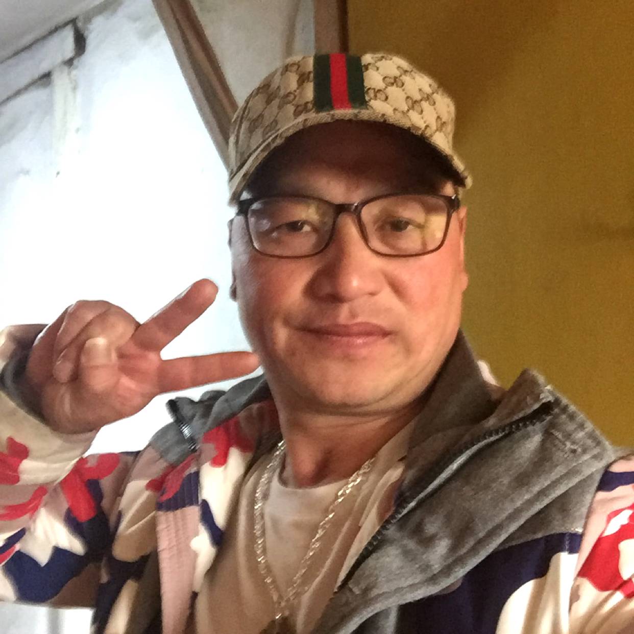 年轻倾心外套的照片
