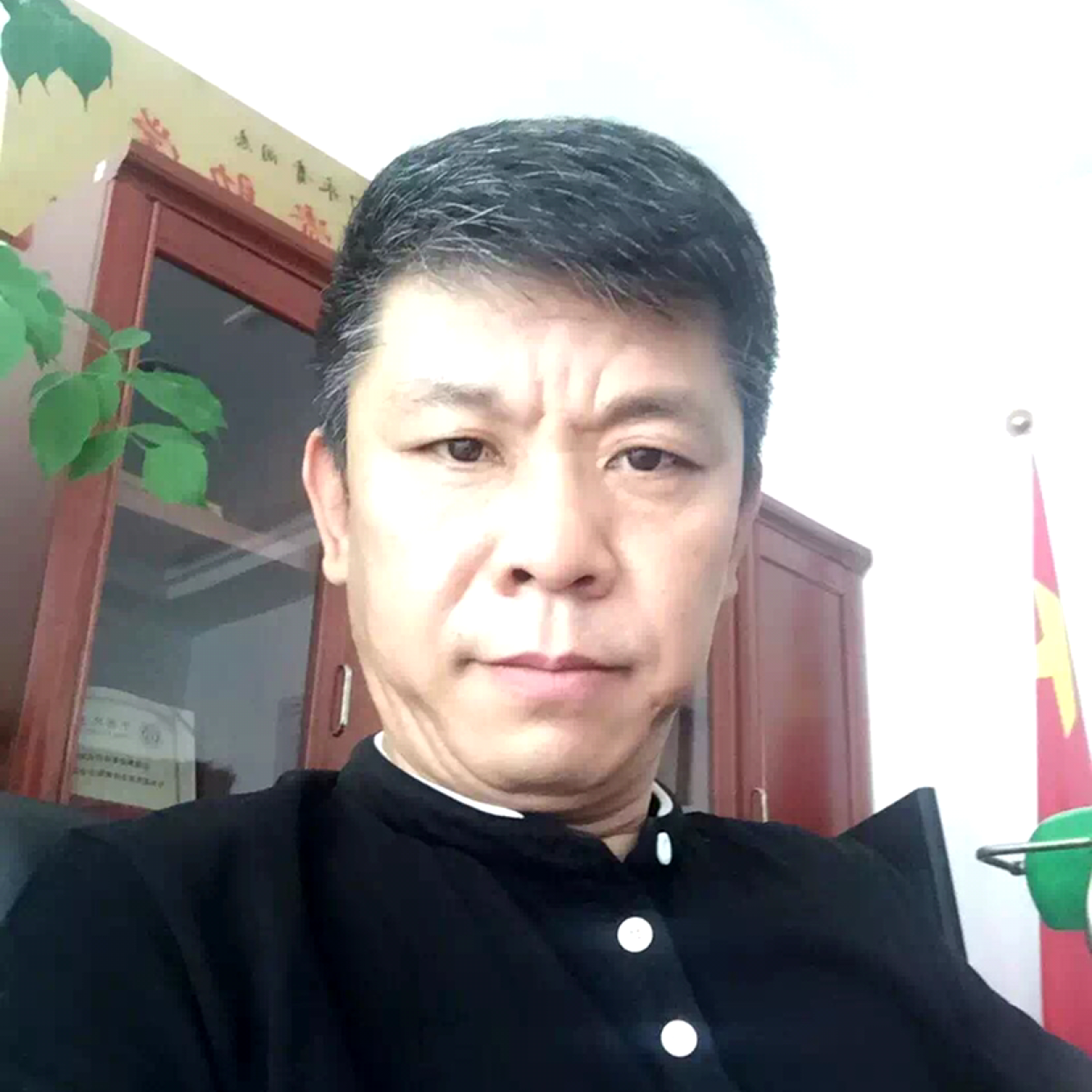单飞的鹰的照片