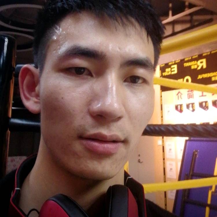 潇洒向电脑的照片