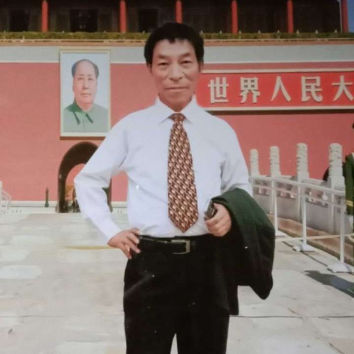 萝莉专注的照片