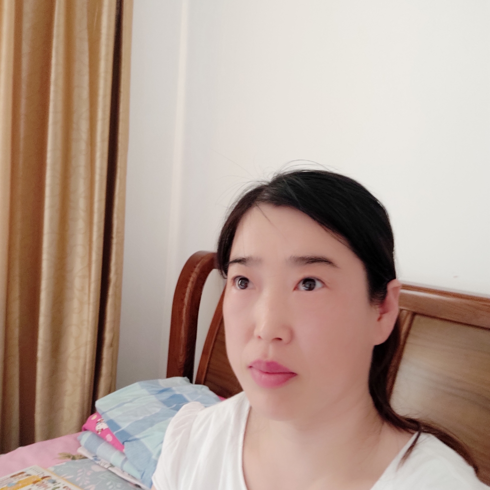 拥抱幸福健康宝贝的照片