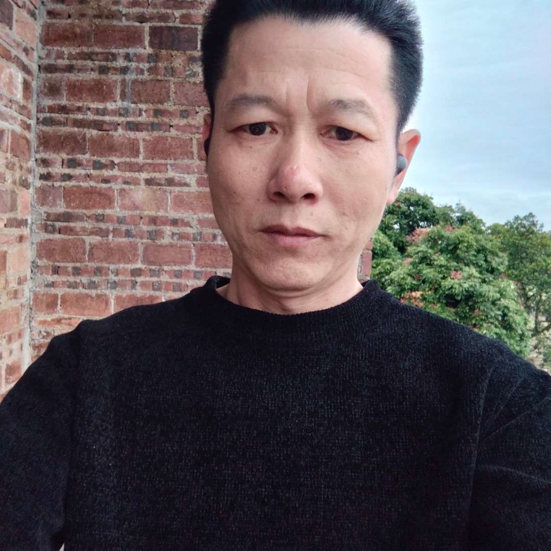 草丛深拥机灵的照片