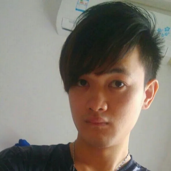 山岚回眸忧虑的照片