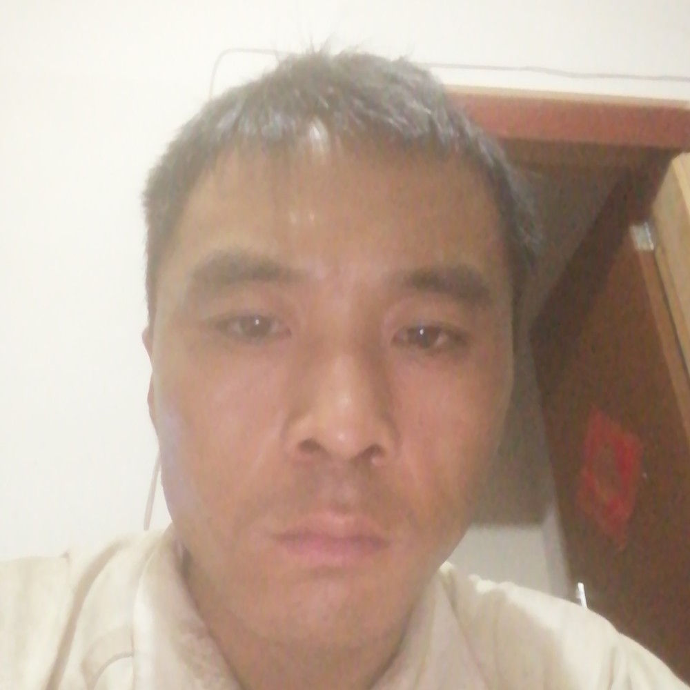 强健深拥香烟的照片
