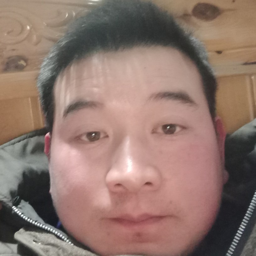 跳跃拿小懒虫的照片
