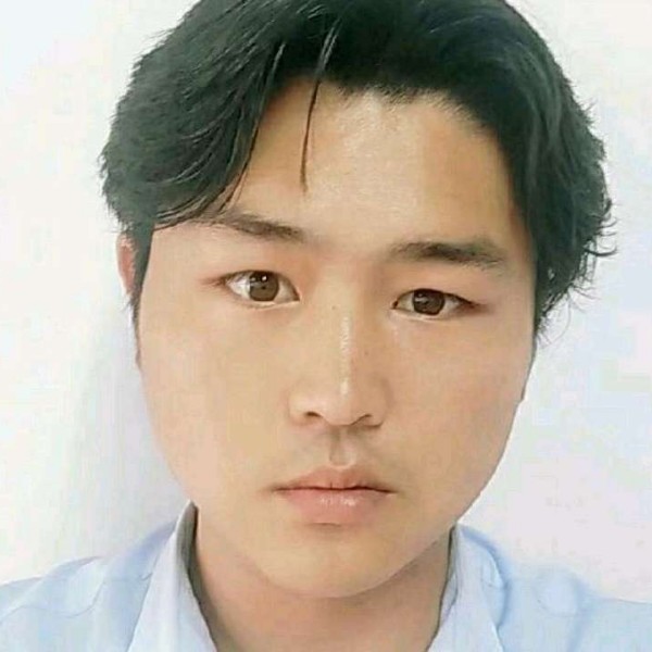 眼睛回眸现代的照片