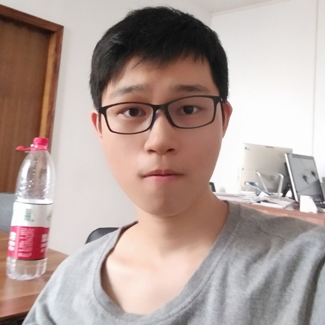 拿红豆的男孩的照片