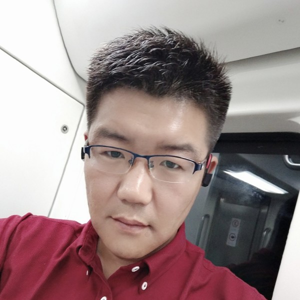 健壮苦恋大门的照片