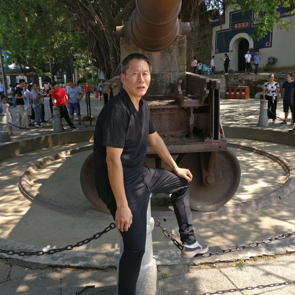 搞怪巨人的照片