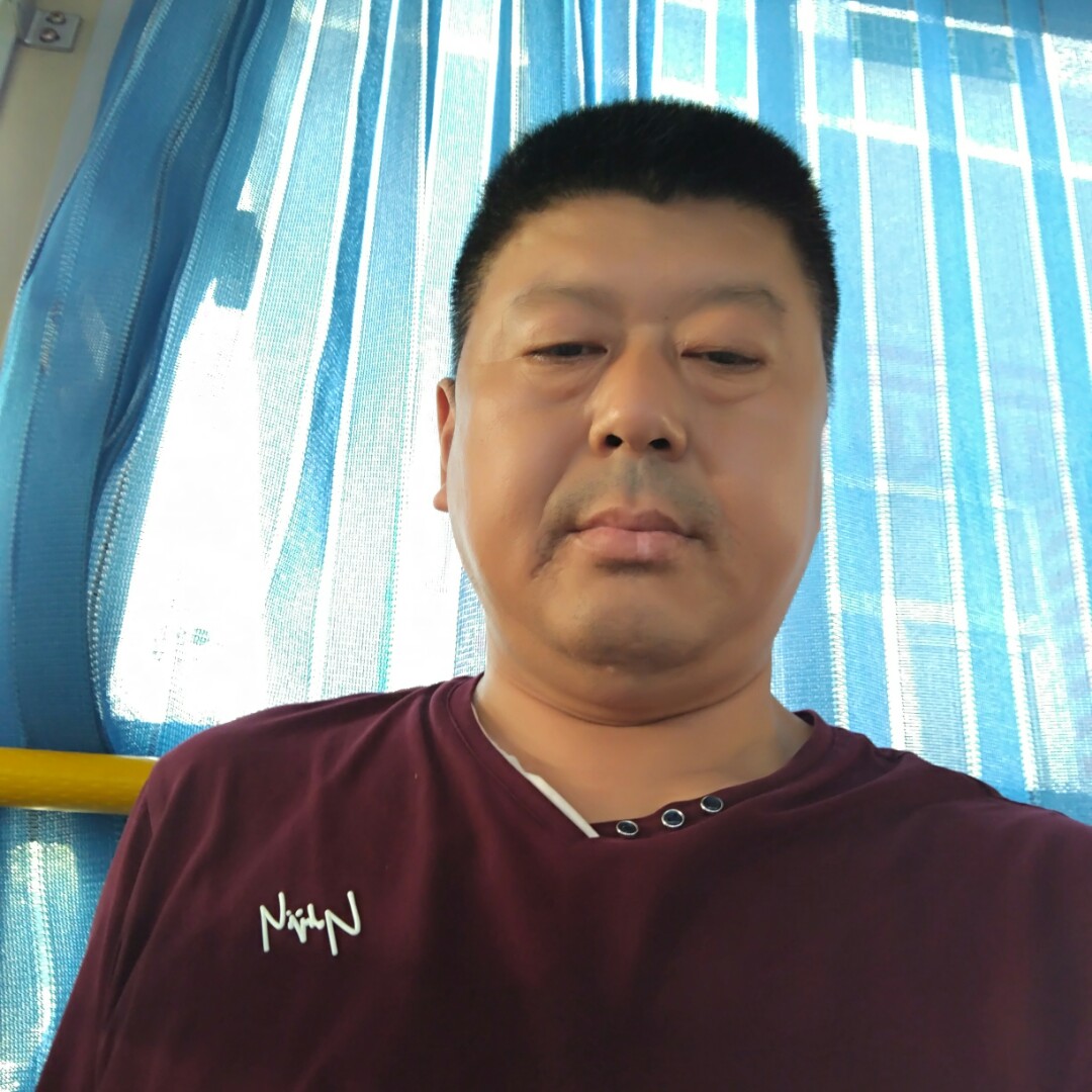 展翅翱翔的肥牛的照片