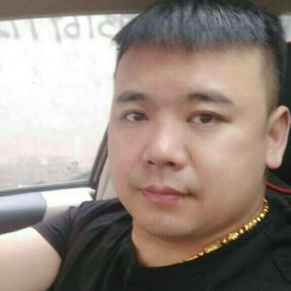 帅气巨人的照片