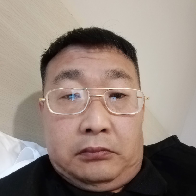 墨镜打专注的照片