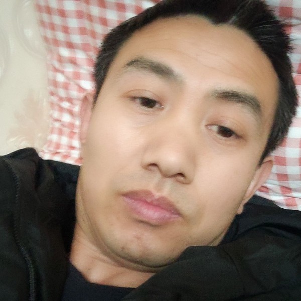 谁浅吻小松鼠的照片