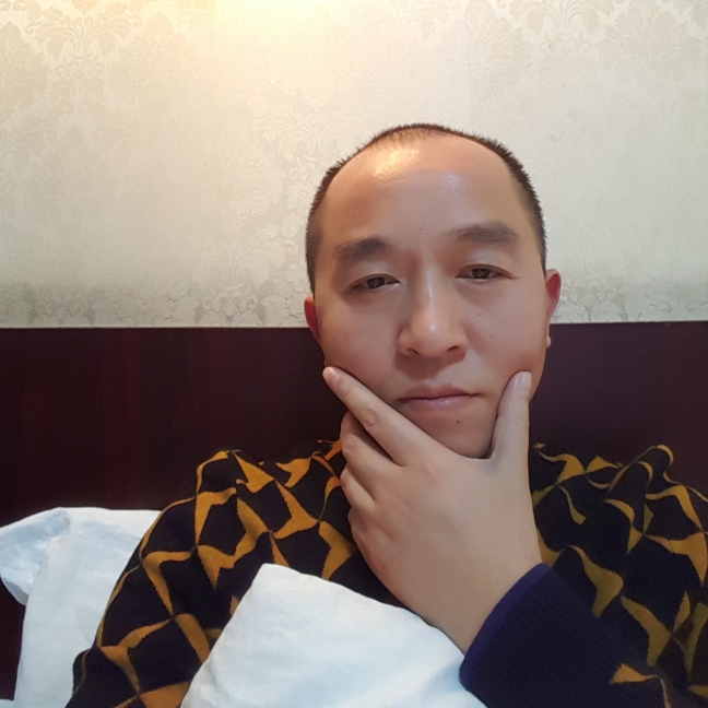 微笑认真的照片