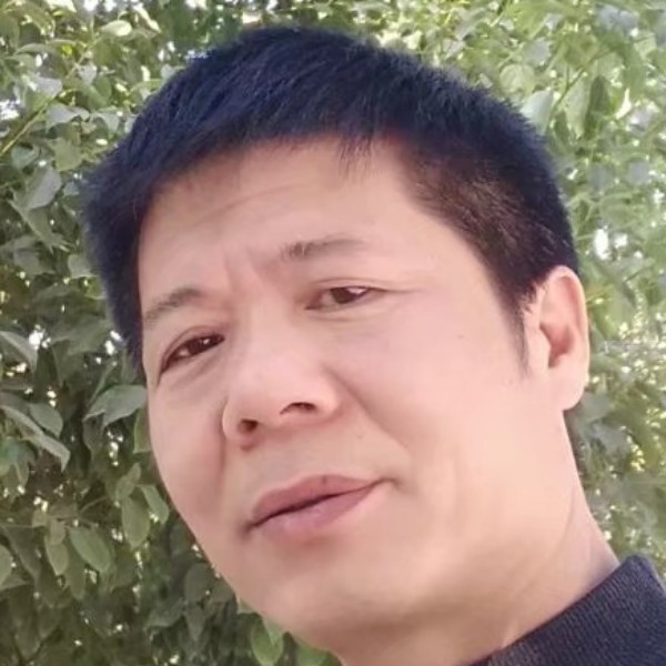 街边抽烟的大叔的照片
