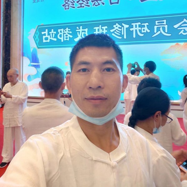 近视摘掉眼镜的照片