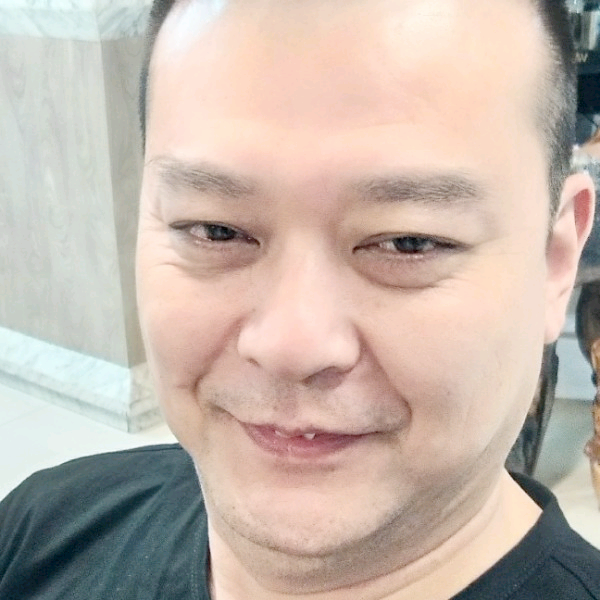 展开双臂拥抱未来的照片