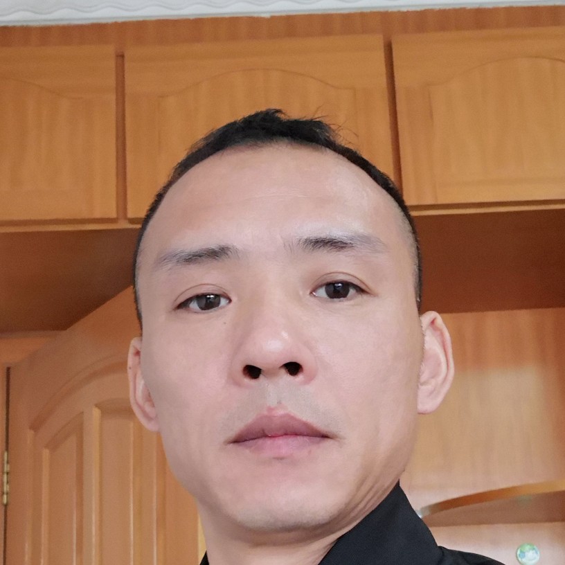 青衣魁梧的照片