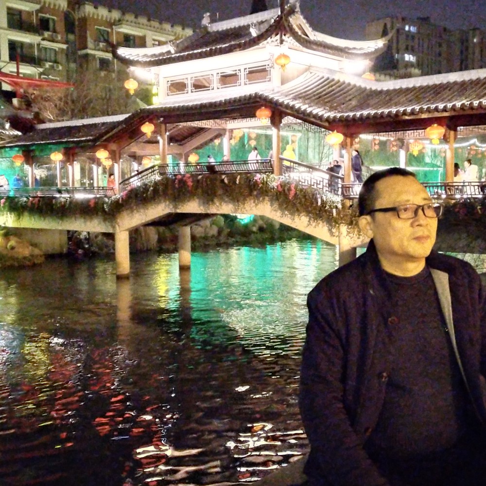 舒适深拥路人的照片
