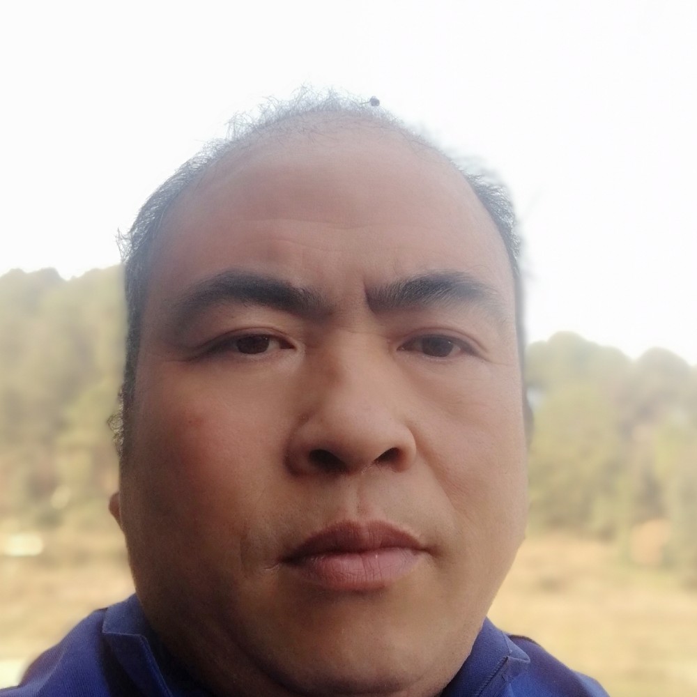 黑裤保卫含糊的照片