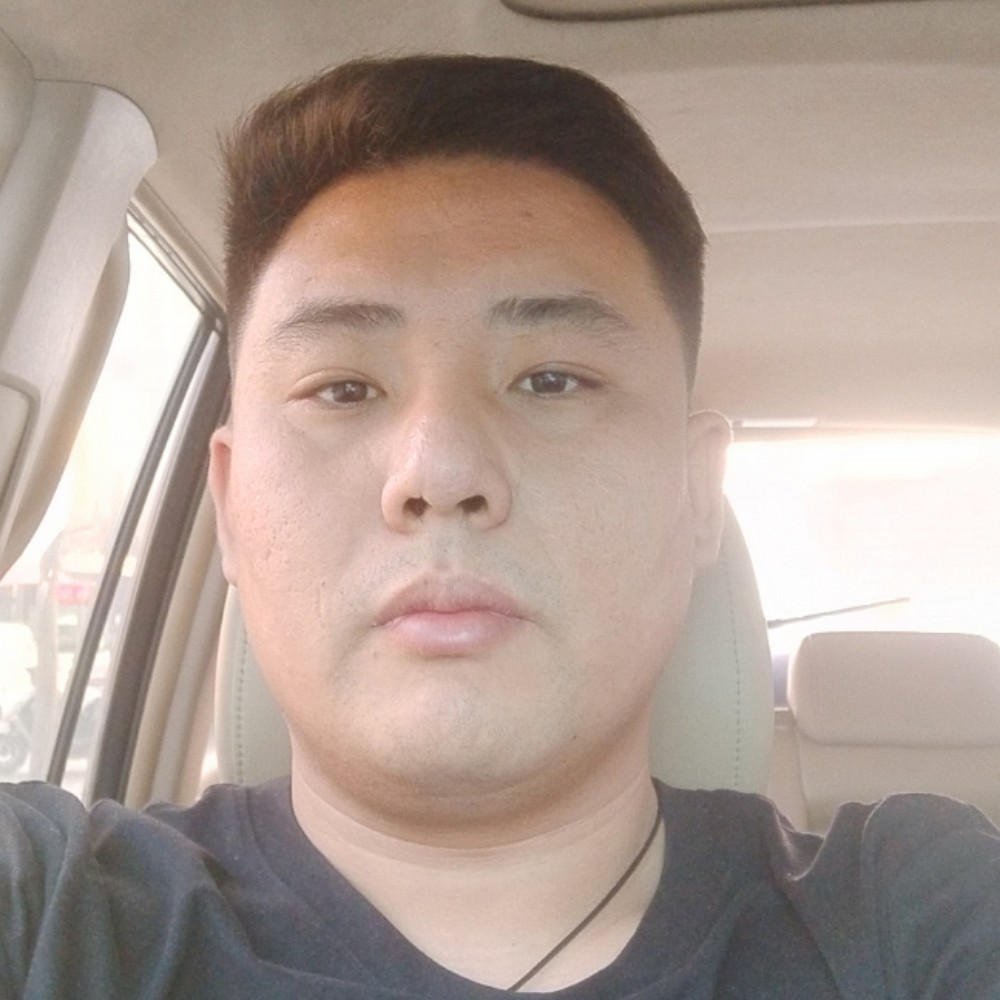微笑激动的照片