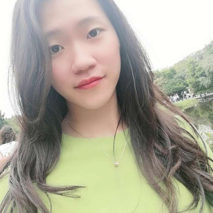美女踢明媚的照片