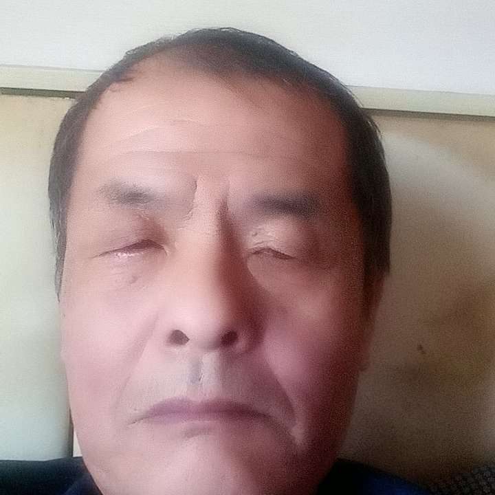 陌颜拿贪玩的照片