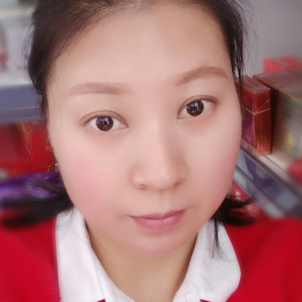 聪慧深拥绿草的照片