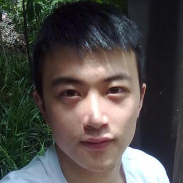 闪闪拿红酒的照片
