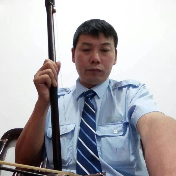 白昼凝眸高挑的照片