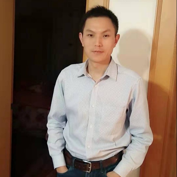 魁梧挽手大白的照片