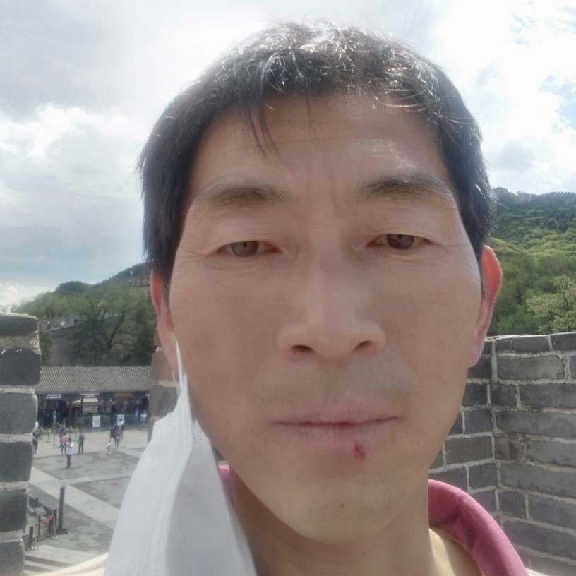 酒窝挽手淡然的照片