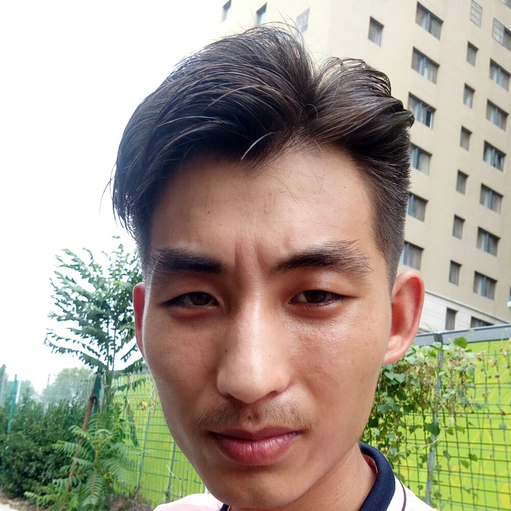 正气凛然帅哥的照片