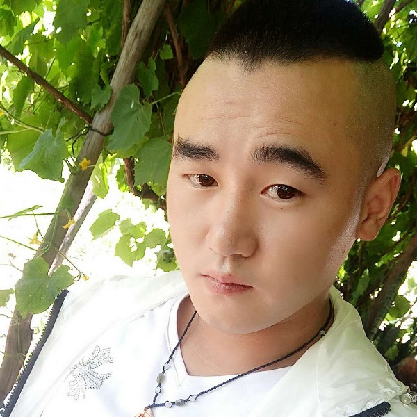 感动浅吻大碗的照片