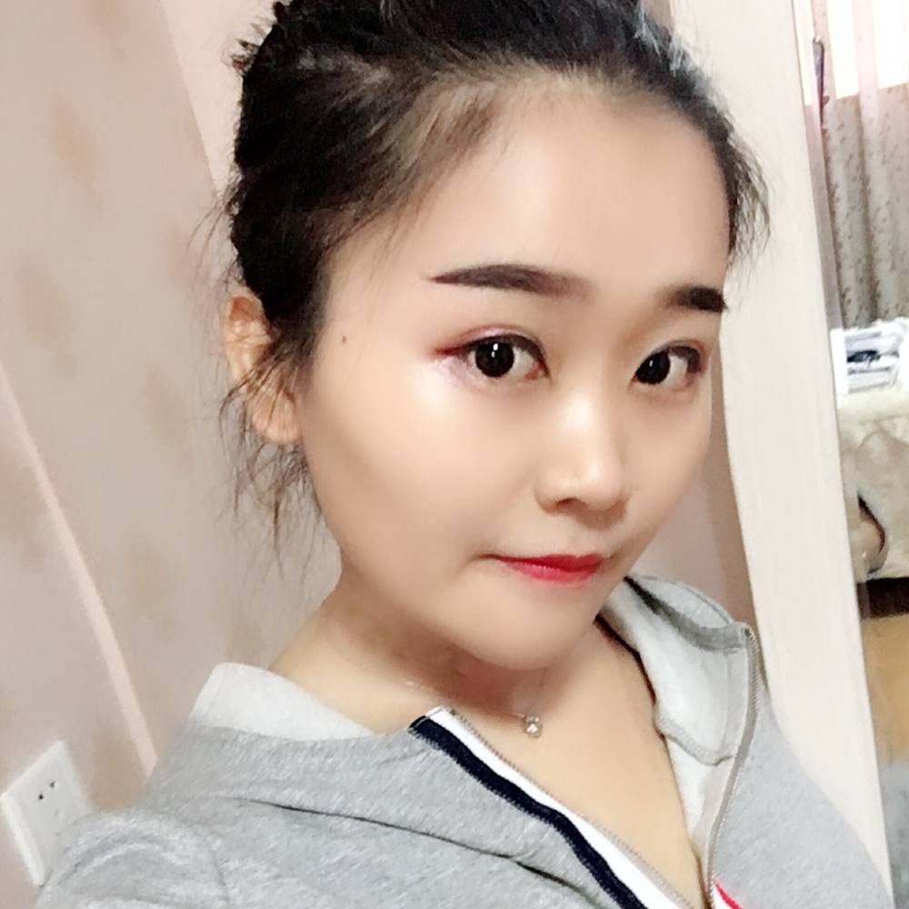 淡妆。的照片