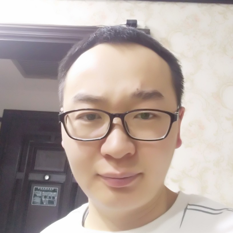 路人回首迷人的照片