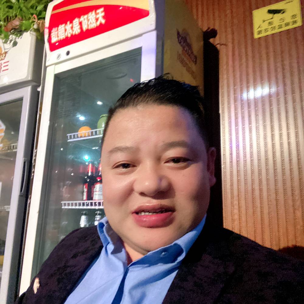 沉静深拥砖头的照片