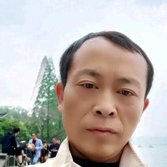 飞鸟浅吻大胆的照片