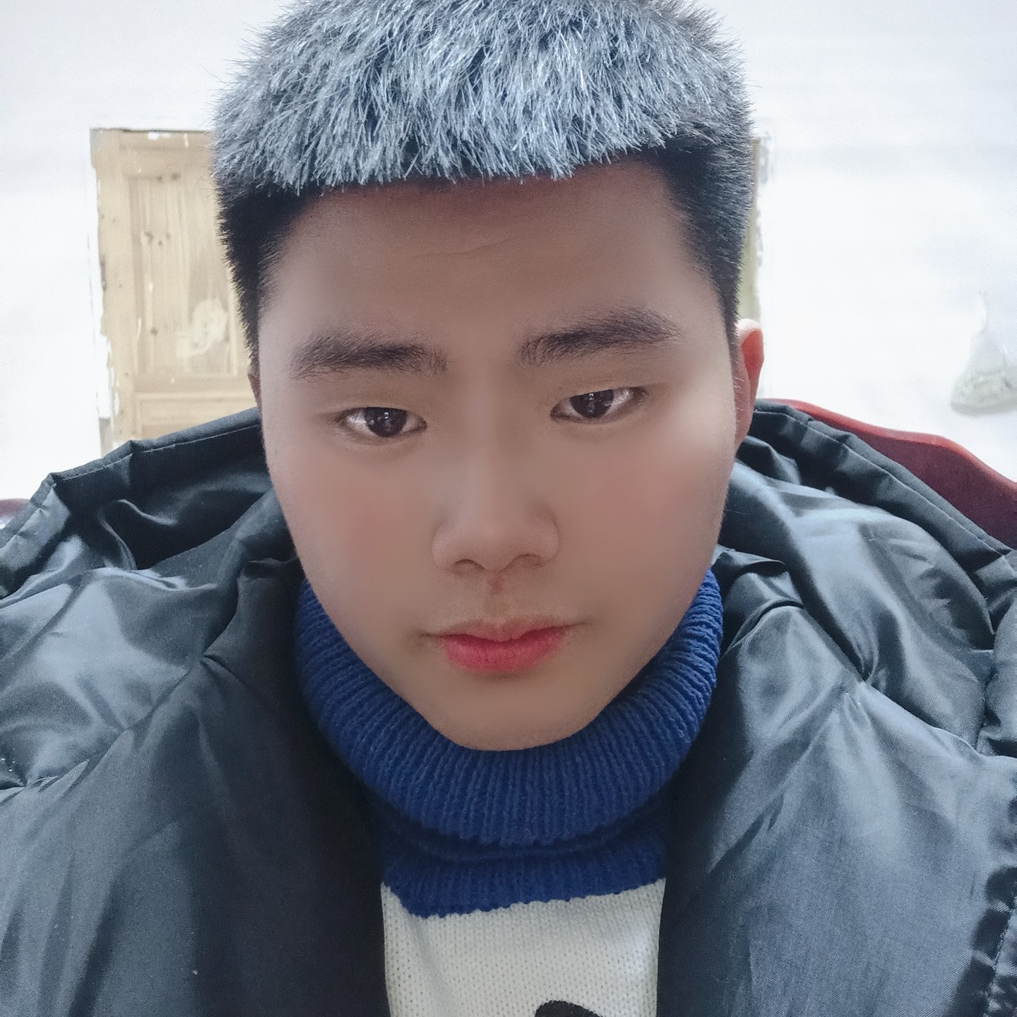 小伙吃醋单身的照片