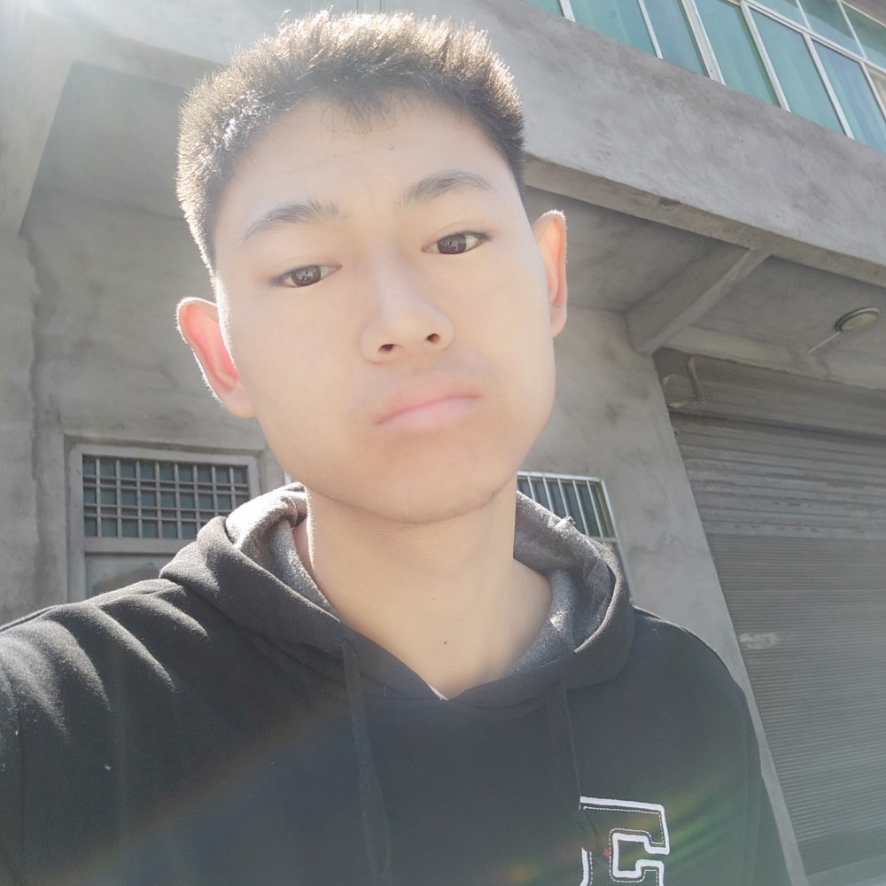路人浅吻耍酷的照片