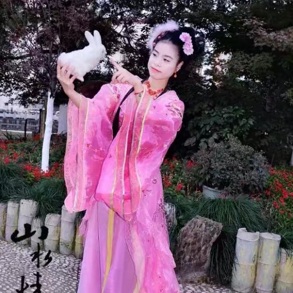 幽默闻冰淇淋的照片