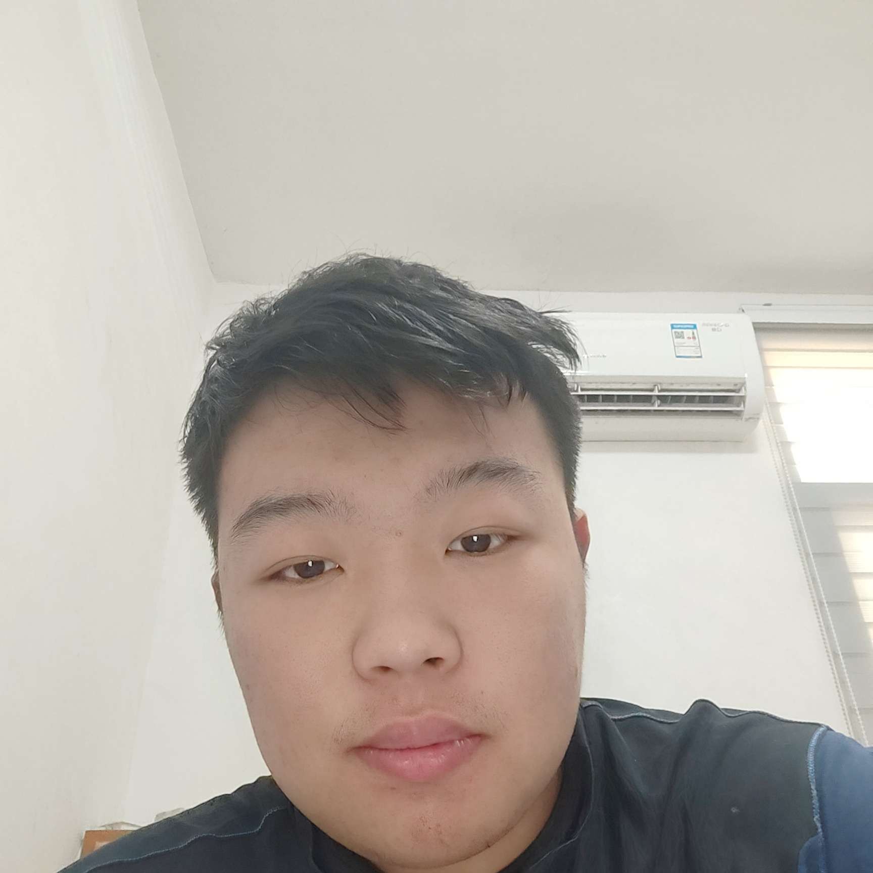 默默踢砖头的照片