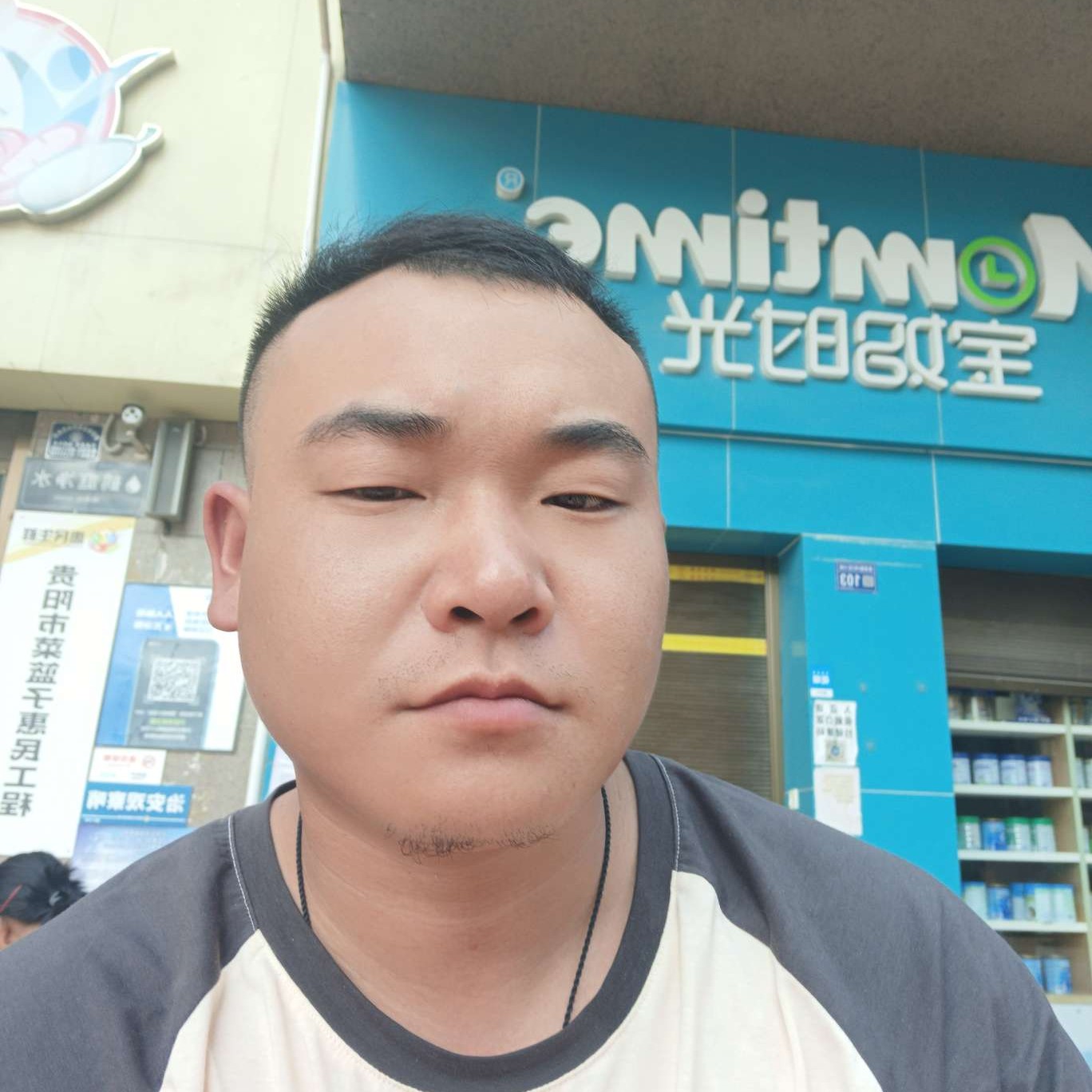 黑暗中回归的少年的照片