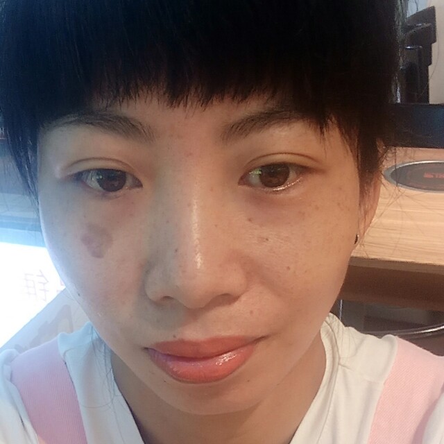 伶俐拿耳机的照片