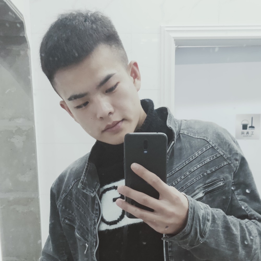 高贵扯草莓的照片
