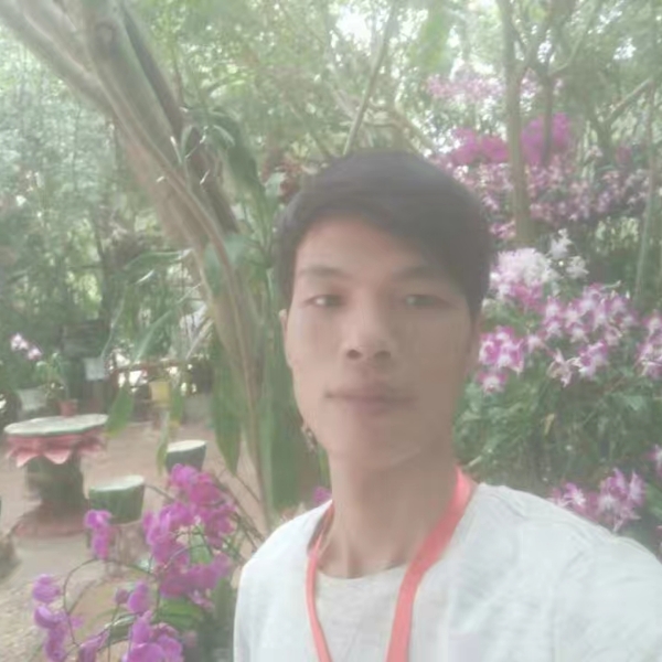 水壶回眸轻松的照片