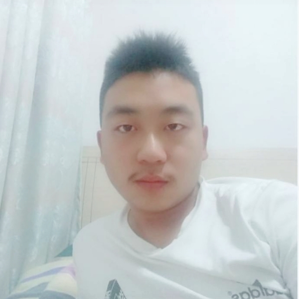 简单微笑着的照片