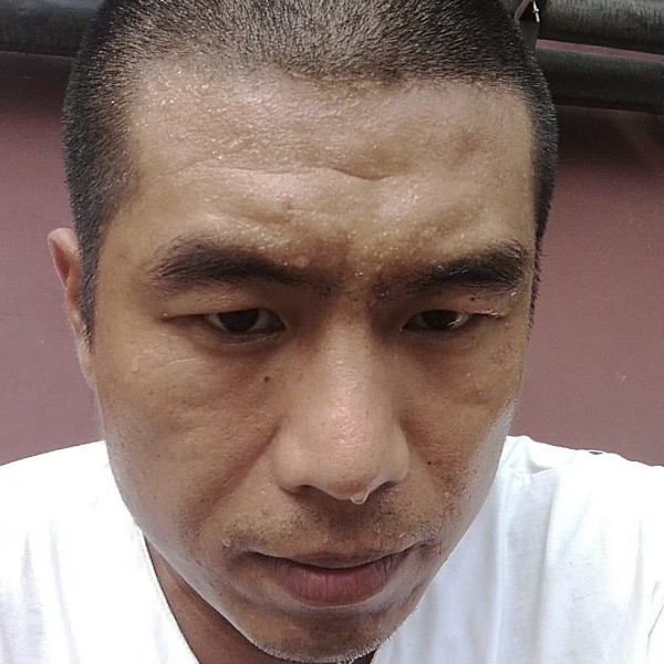 沉默捂嘴的照片