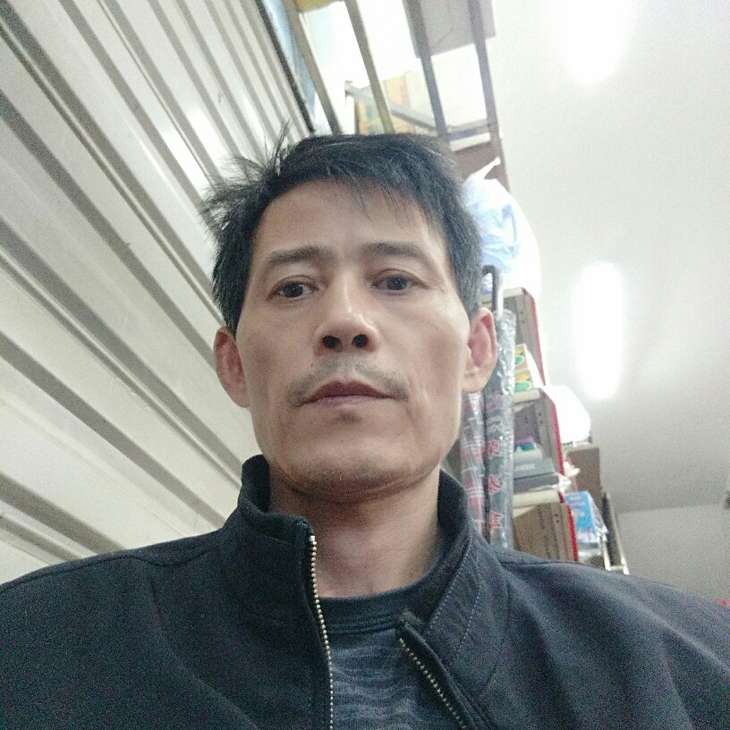 兮颜挽手眯眯眼的照片