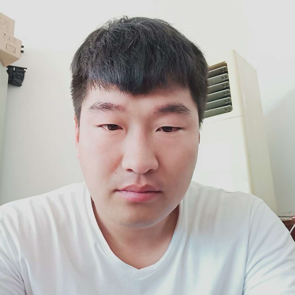 黑鬼踢球的照片